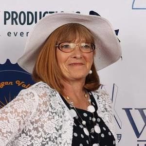 Meet your Posher, Elaine